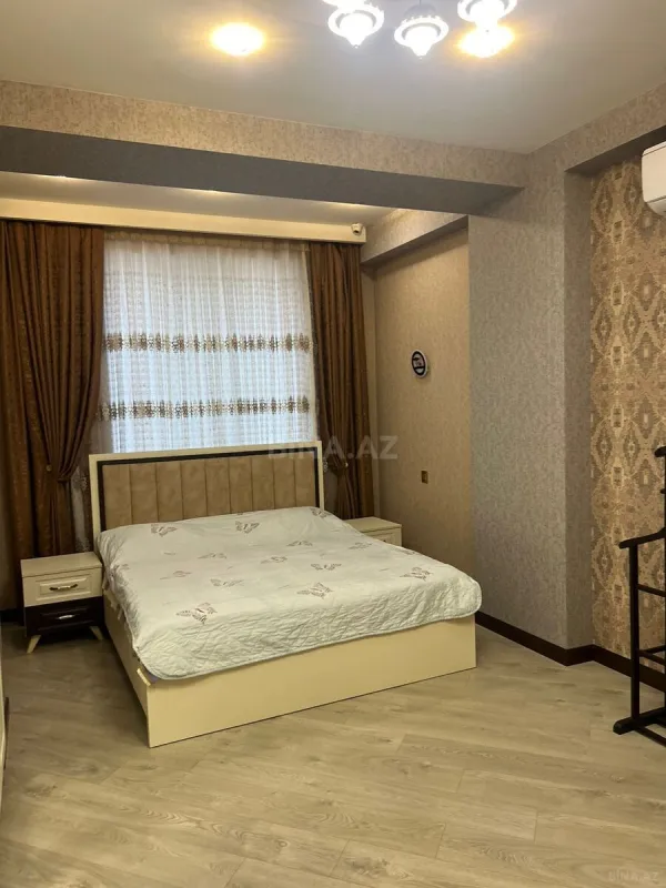 Satılır 3 otaqlı mənzil 130 m²