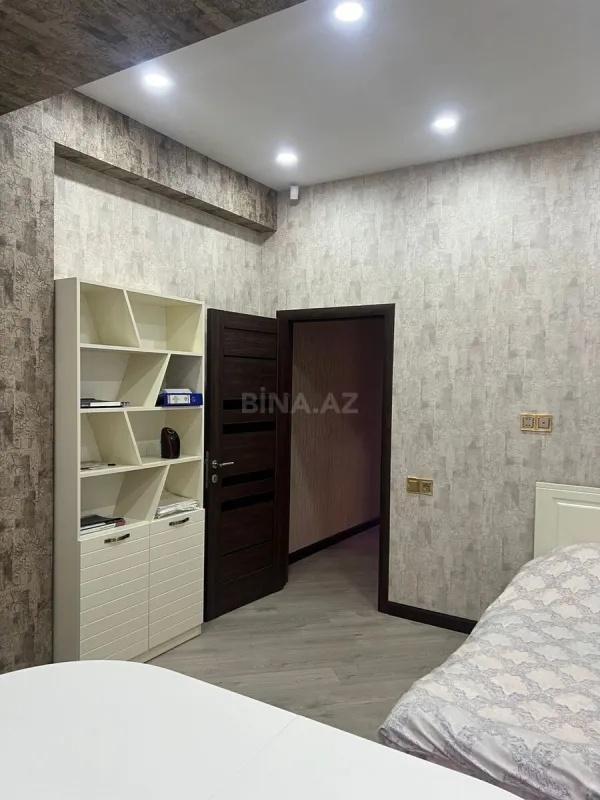 Satılır 3 otaqlı mənzil 130 m²