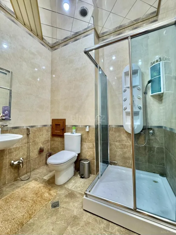 Satılır 14 otaqlı həyət evi 1875 m²