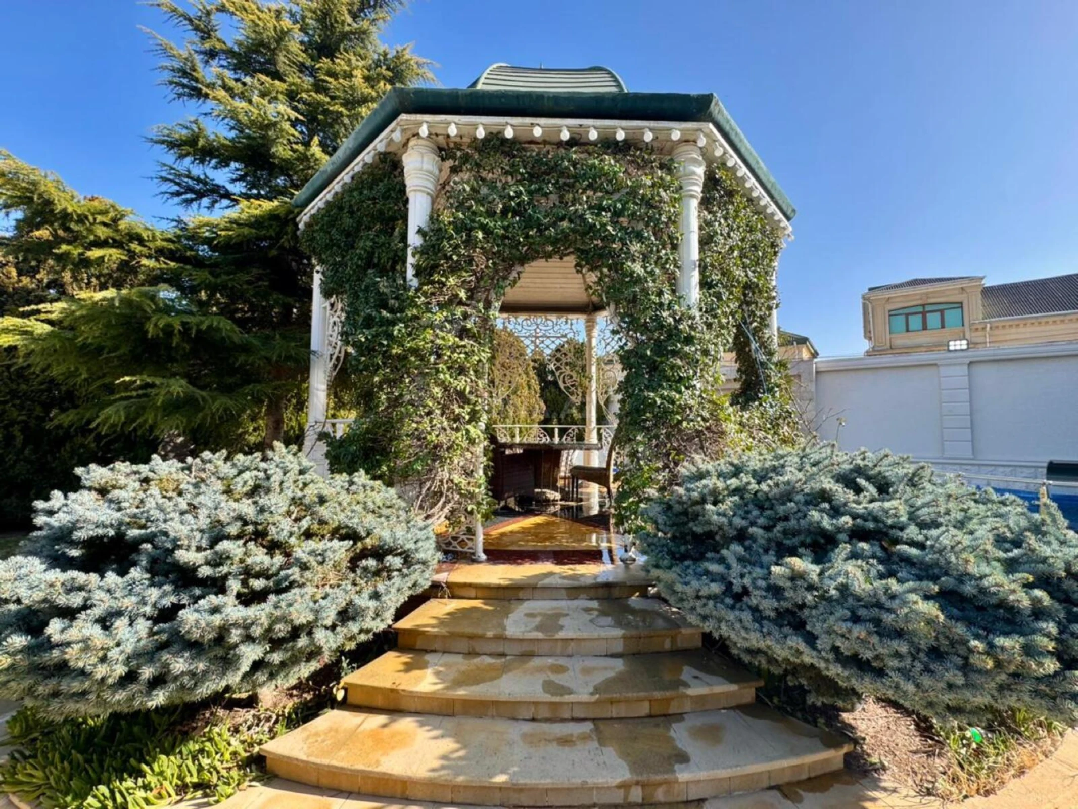 Satılır 14 otaqlı həyət evi 1875 m²