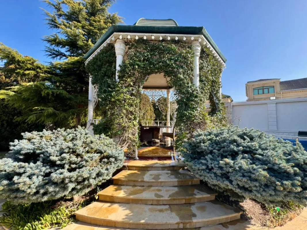 Satılır 14 otaqlı həyət evi 1875 m²