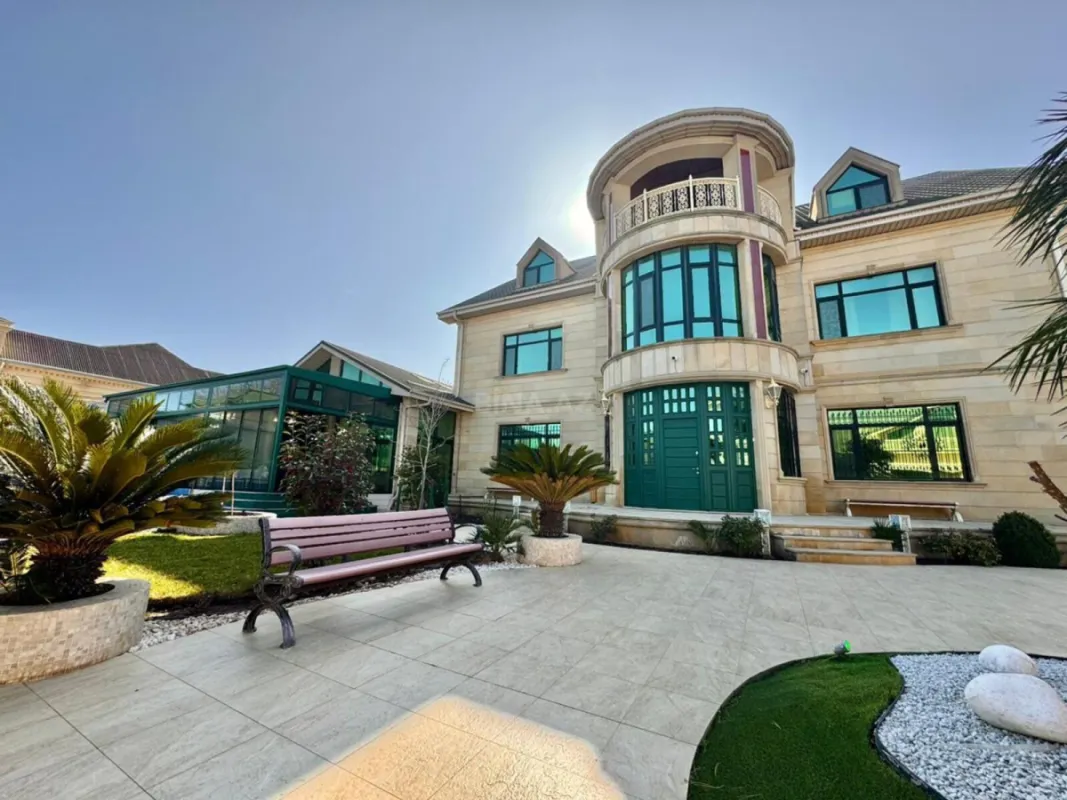 Satılır 14 otaqlı həyət evi 1875 m²