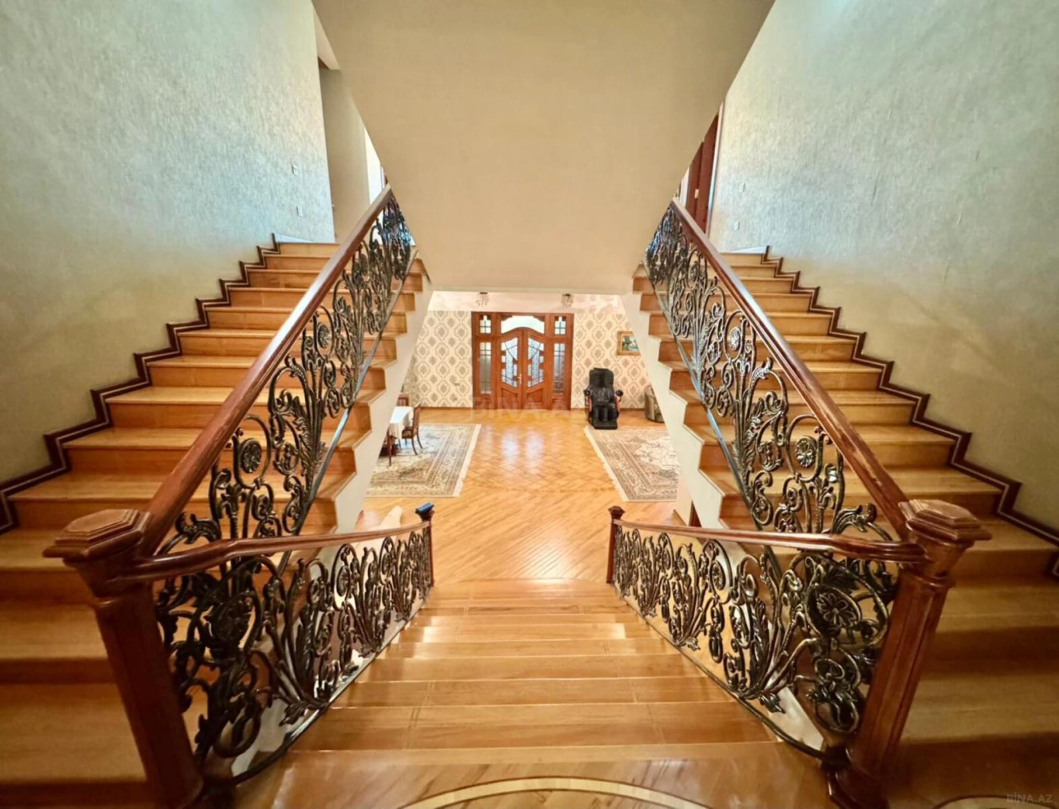 Satılır 14 otaqlı həyət evi 1875 m²