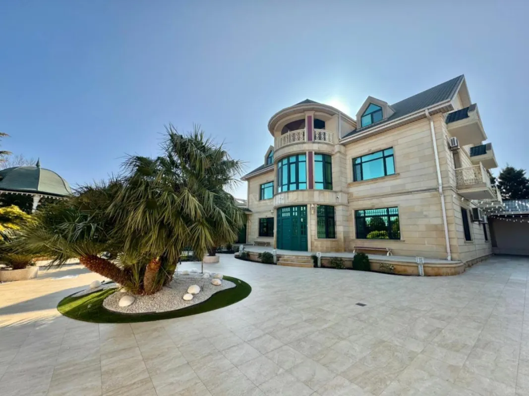 Satılır 14 otaqlı həyət evi 1875 m²