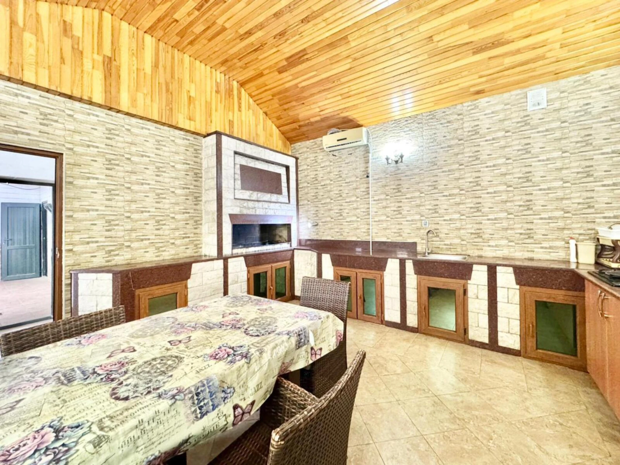 Satılır 14 otaqlı həyət evi 1875 m²