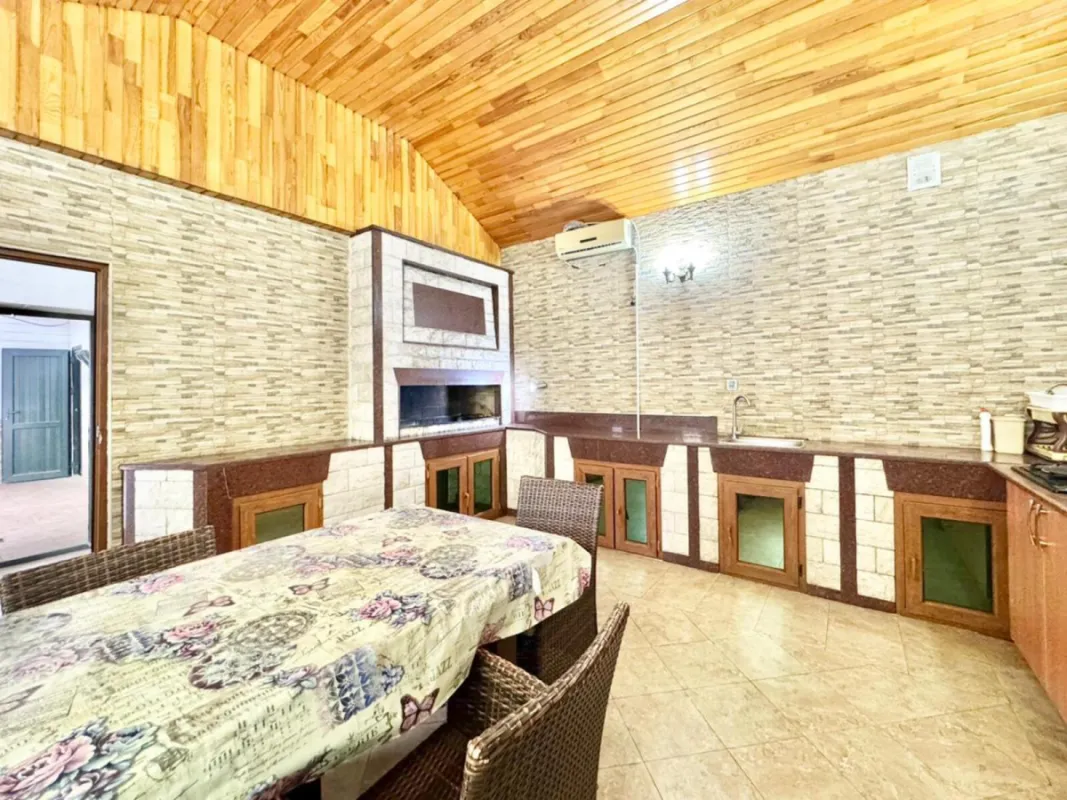 Satılır 14 otaqlı həyət evi 1875 m²