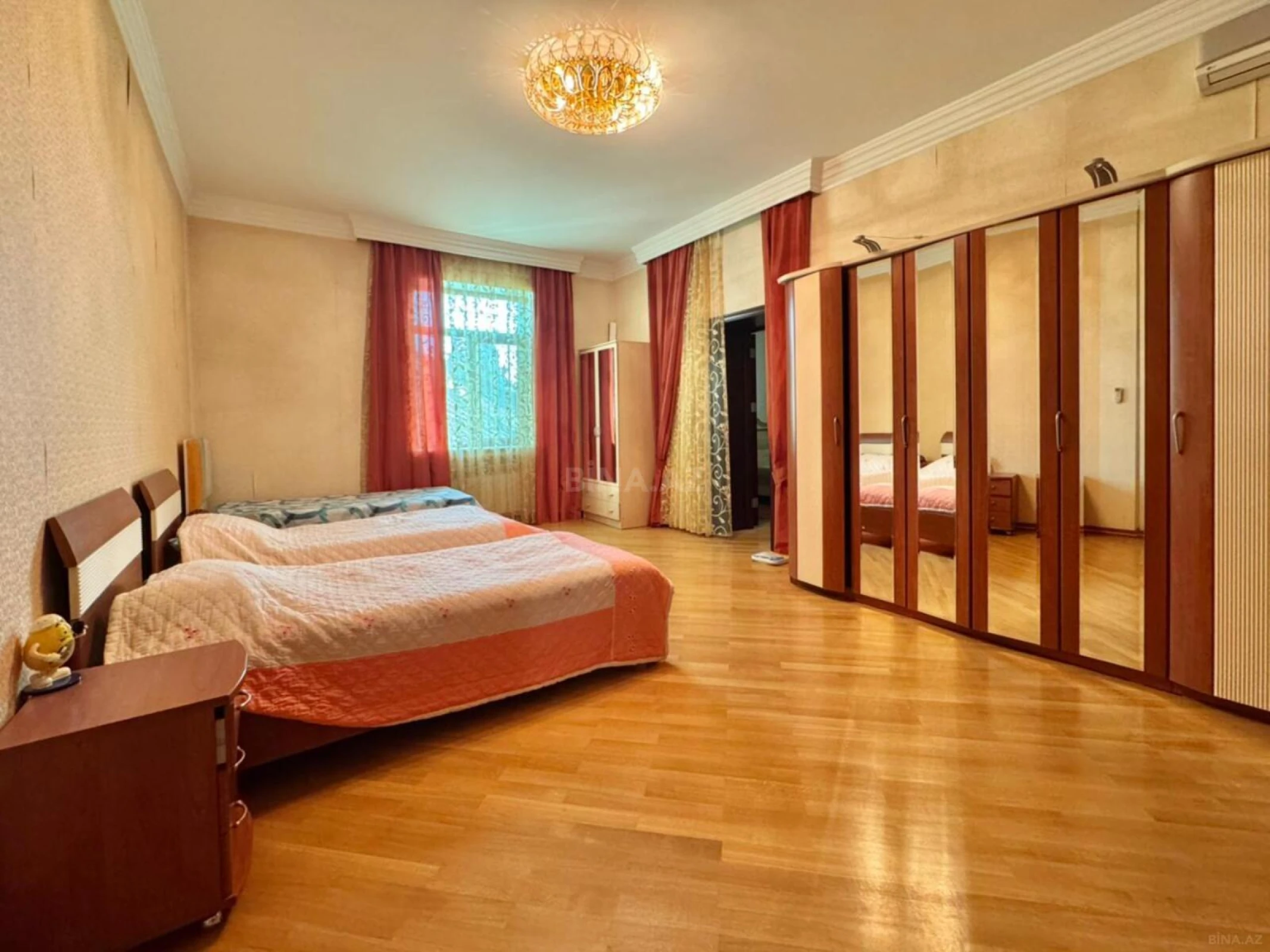 Satılır 14 otaqlı həyət evi 1875 m²