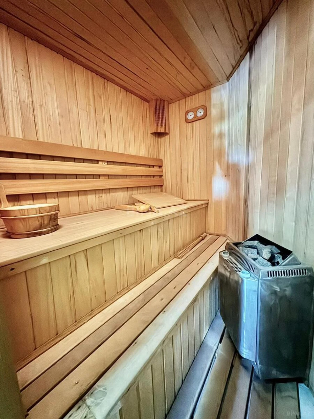 Satılır 14 otaqlı həyət evi 1875 m²