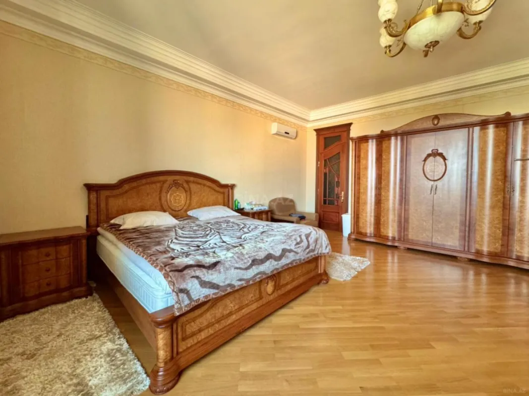 Satılır 14 otaqlı həyət evi 1875 m²