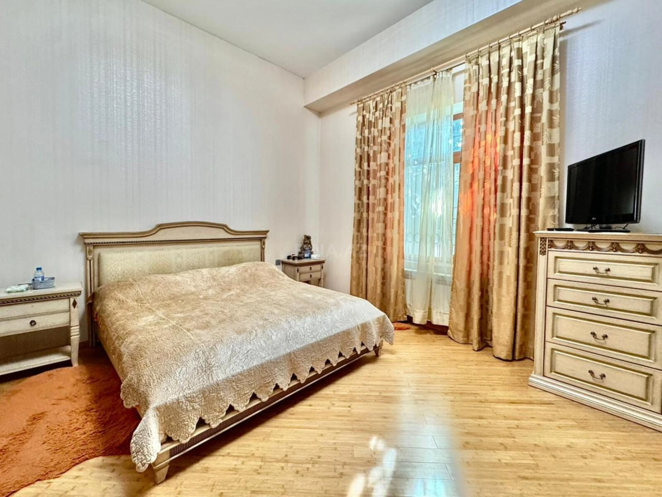 Satılır 14 otaqlı həyət evi 1875 m²