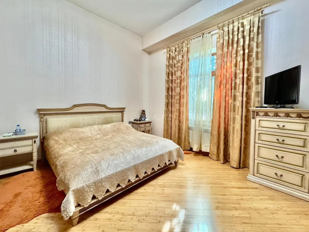 Satılır 14 otaqlı həyət evi 1875 m²