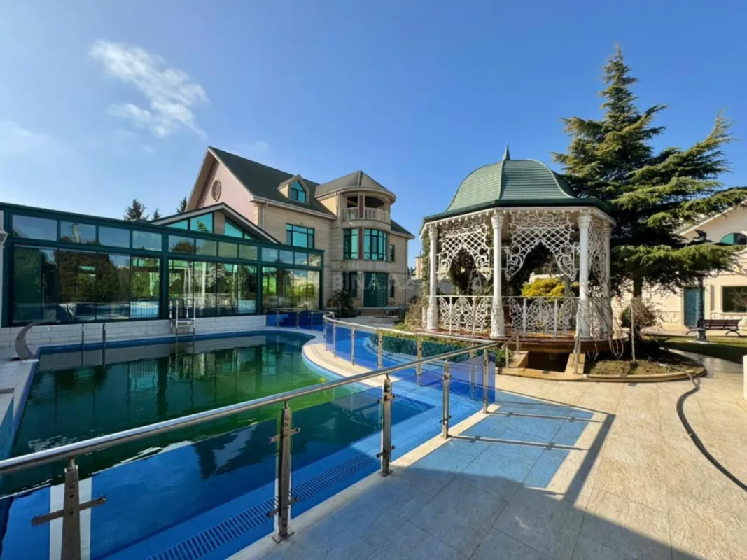 Satılır 14 otaqlı həyət evi 1875 m²