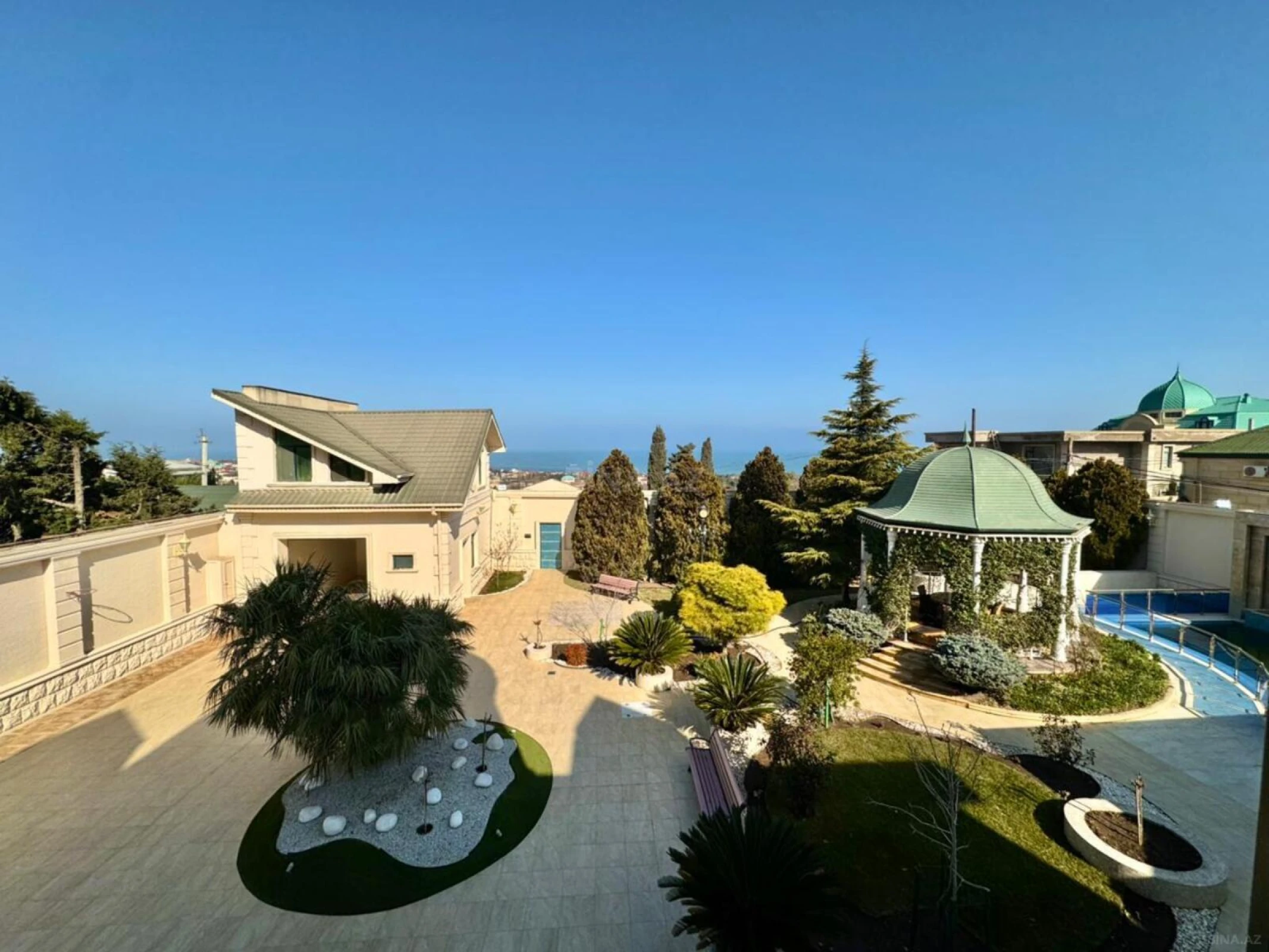 Satılır 14 otaqlı həyət evi 1875 m²