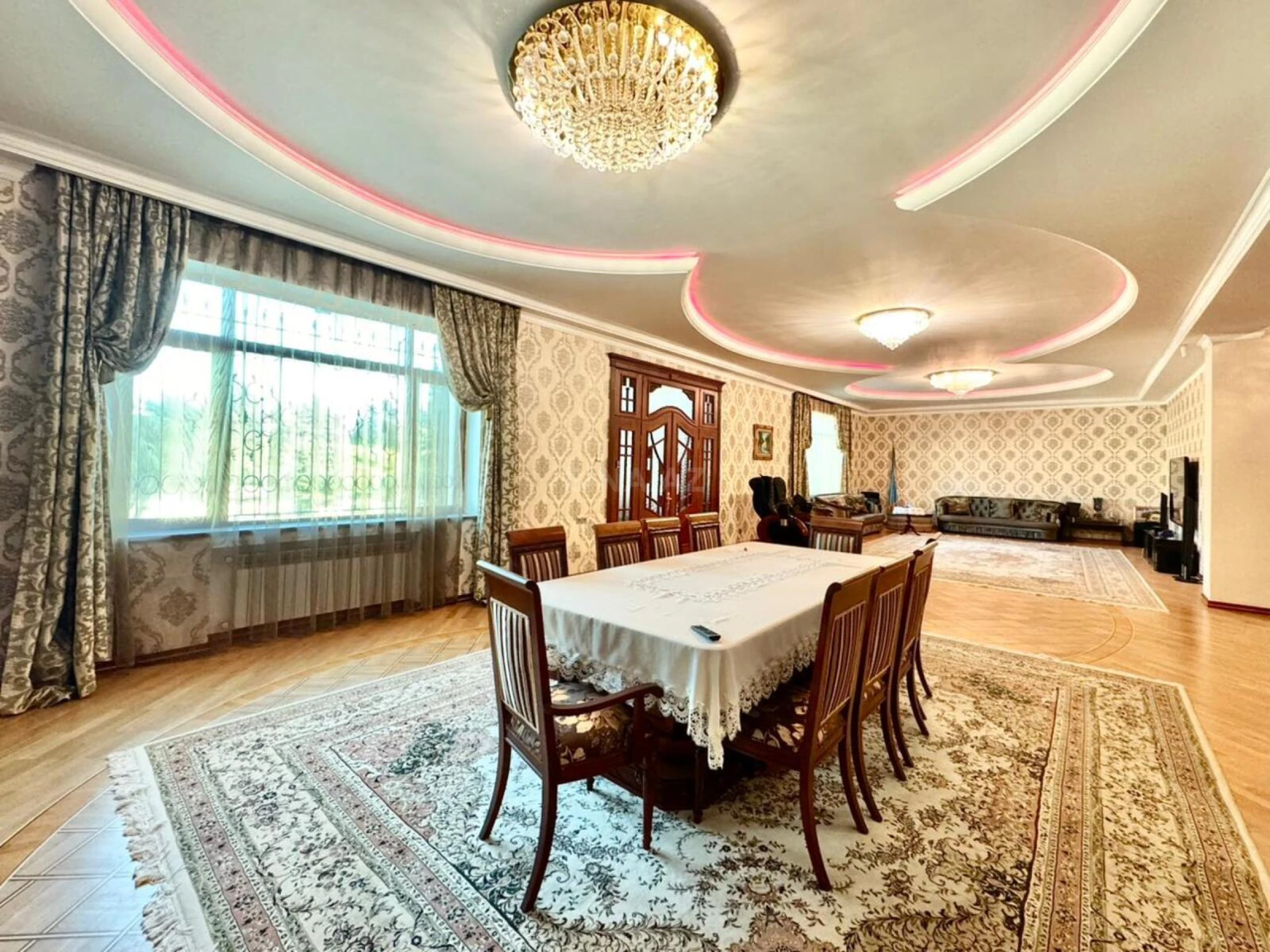 Satılır 14 otaqlı həyət evi 1875 m²