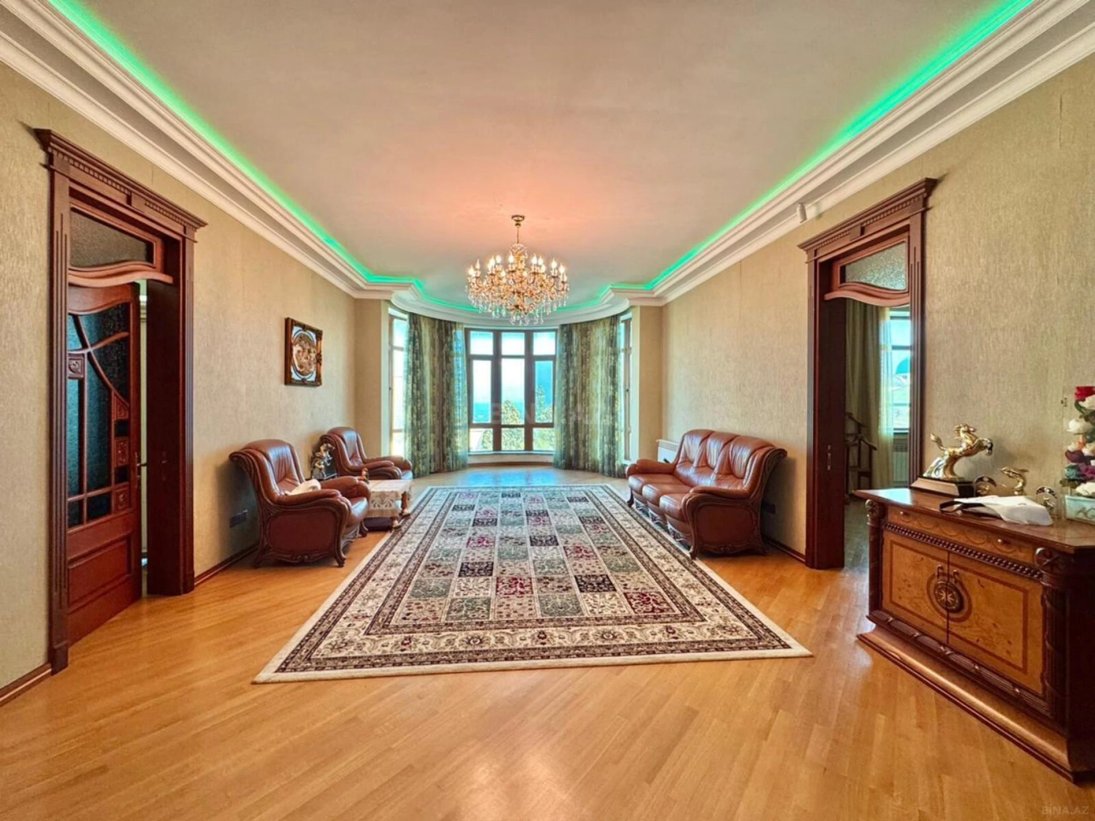 Satılır 14 otaqlı həyət evi 1875 m²
