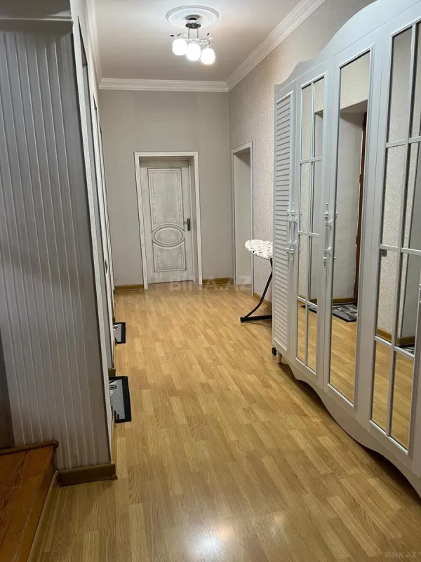 Satılır 5 otaqlı həyət evi 240 m²