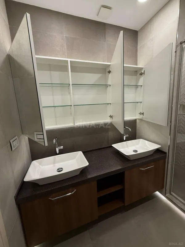 Satılır 3 otaqlı mənzil 130 m²