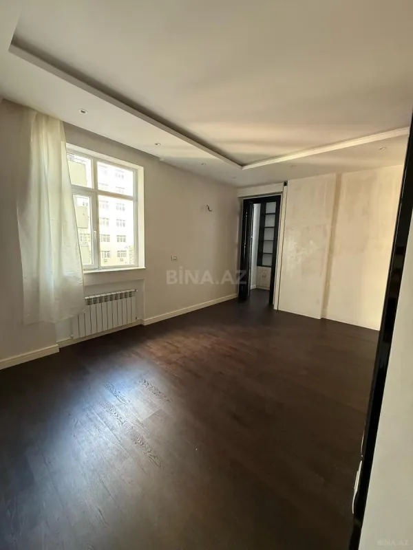 Satılır 3 otaqlı mənzil 130 m²