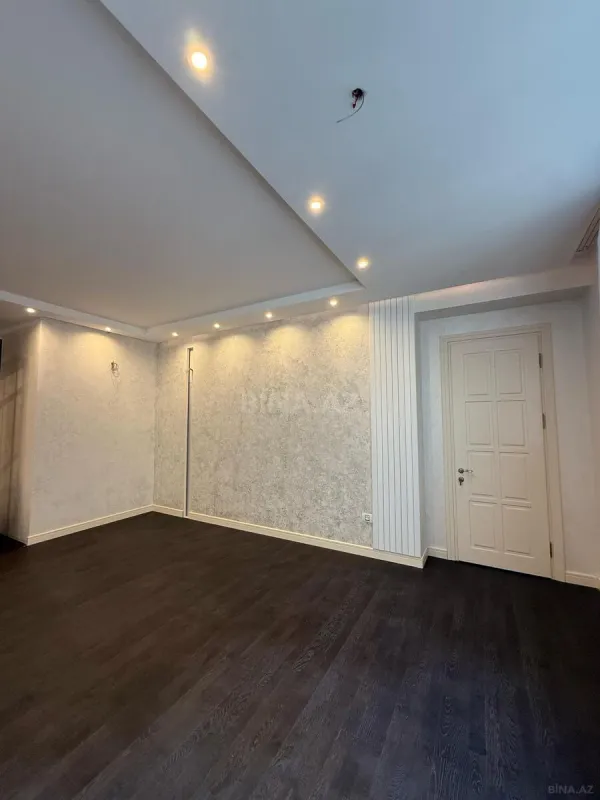 Satılır 3 otaqlı mənzil 130 m²