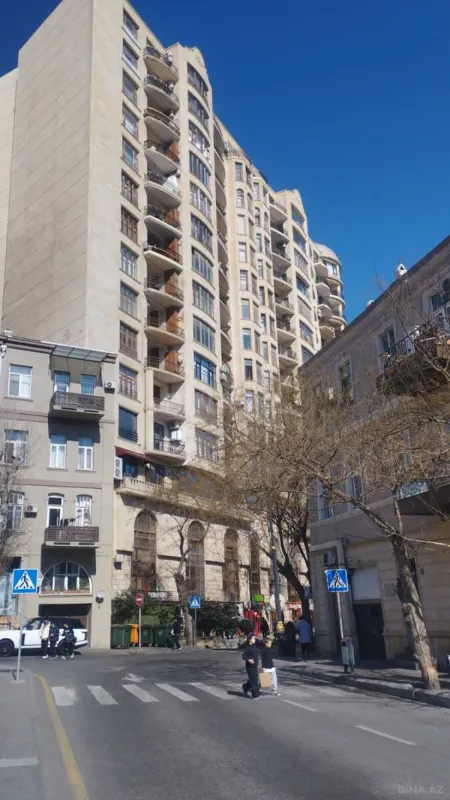 Kirayə verilir 4 otaqlı mənzil 181 m²