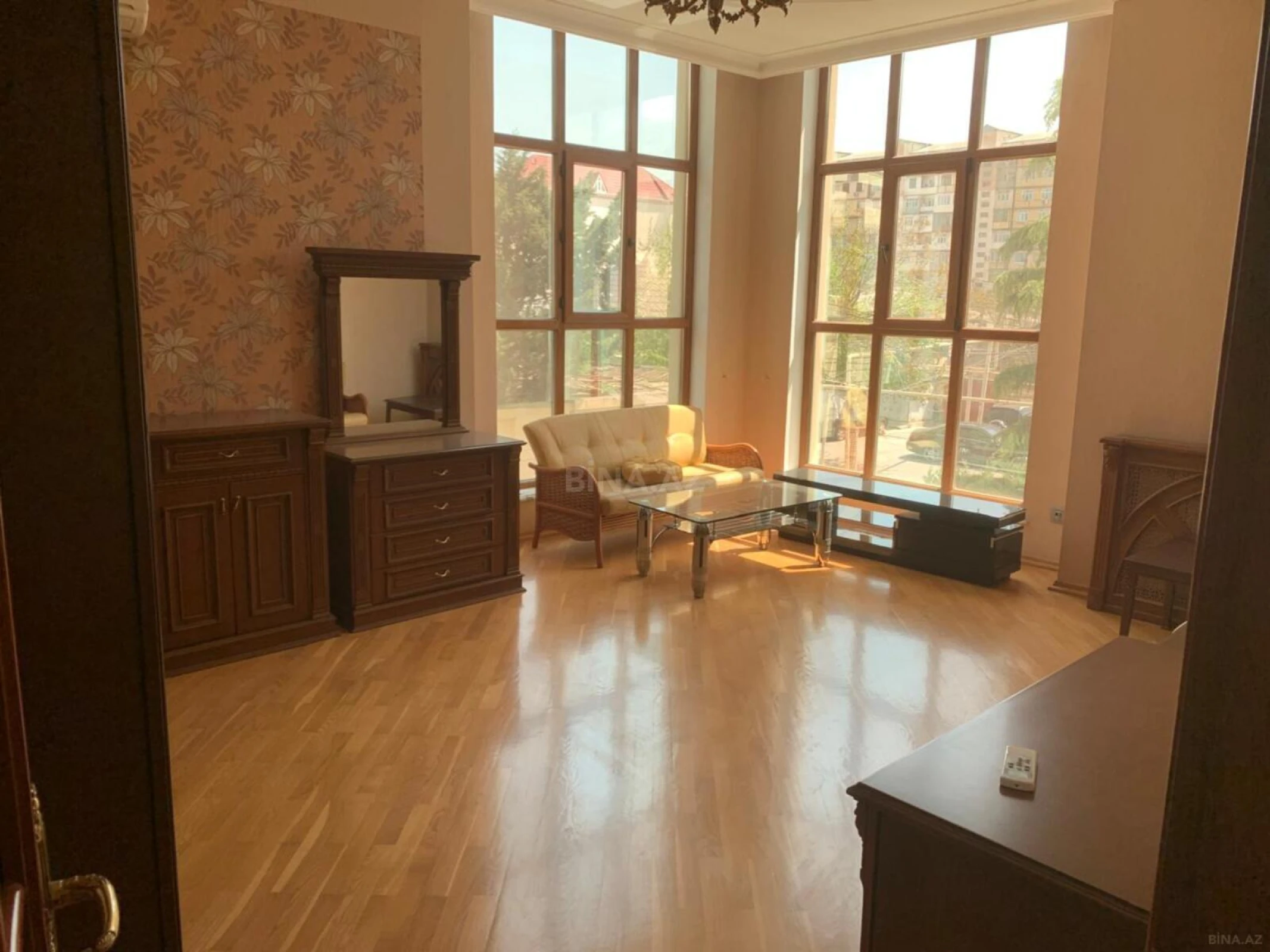 Kirayə verilir 10 otaqlı həyət evi 450 m²