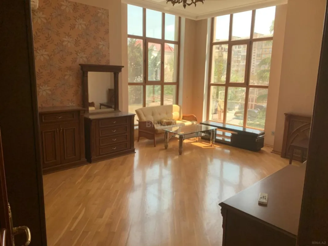Kirayə verilir 10 otaqlı həyət evi 450 m²