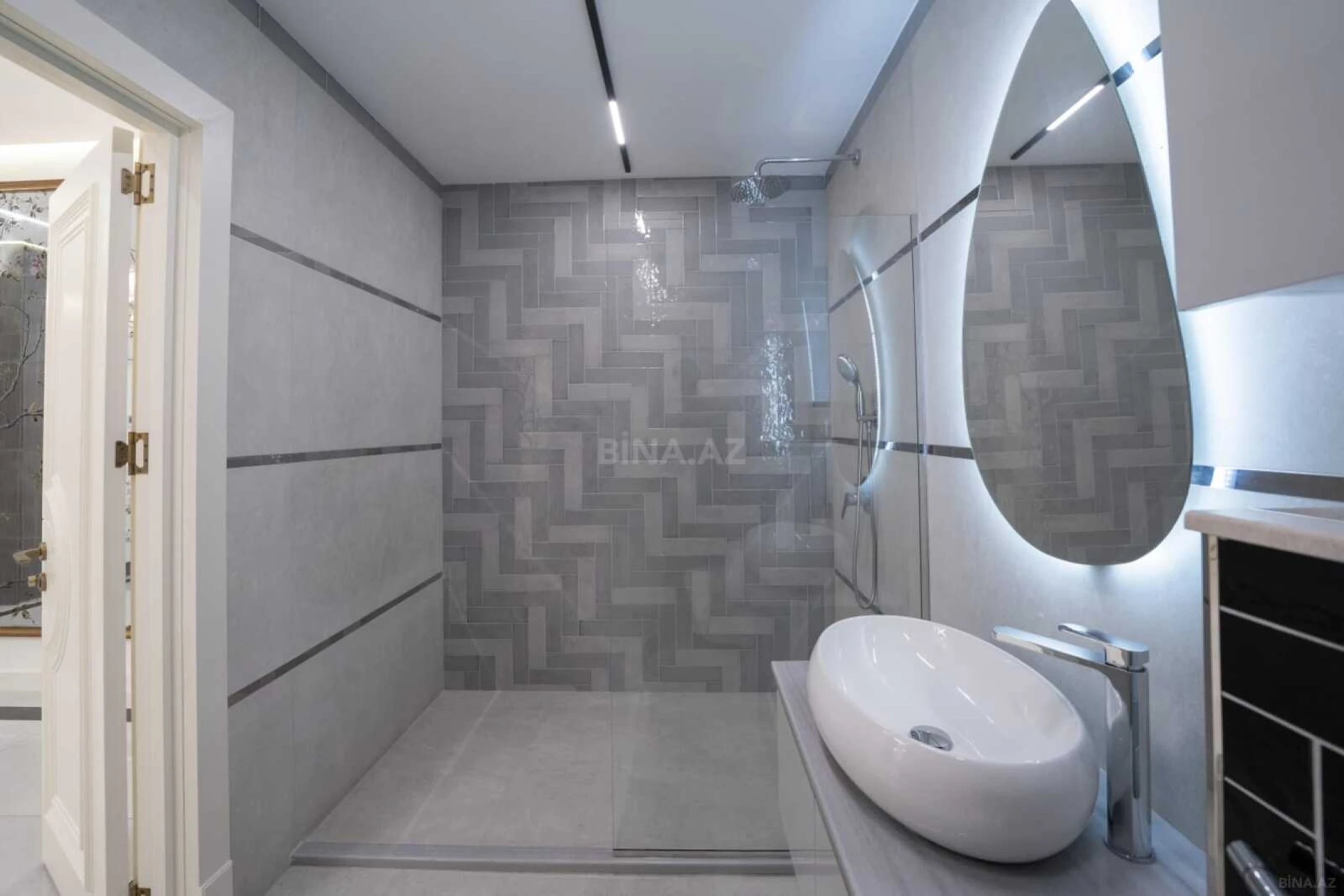 Satılır 3 otaqlı mənzil 123 m²