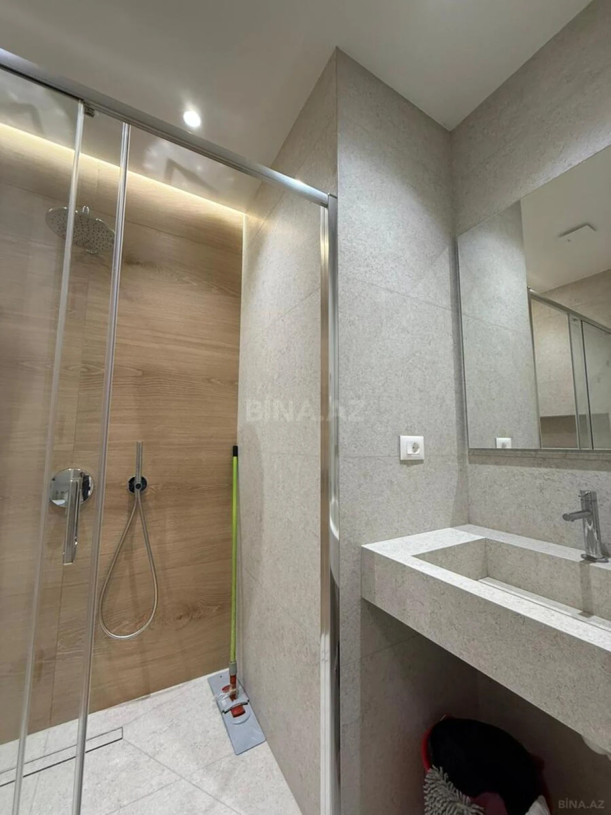 Kirayə verilir 5 otaqlı mənzil 200 m²