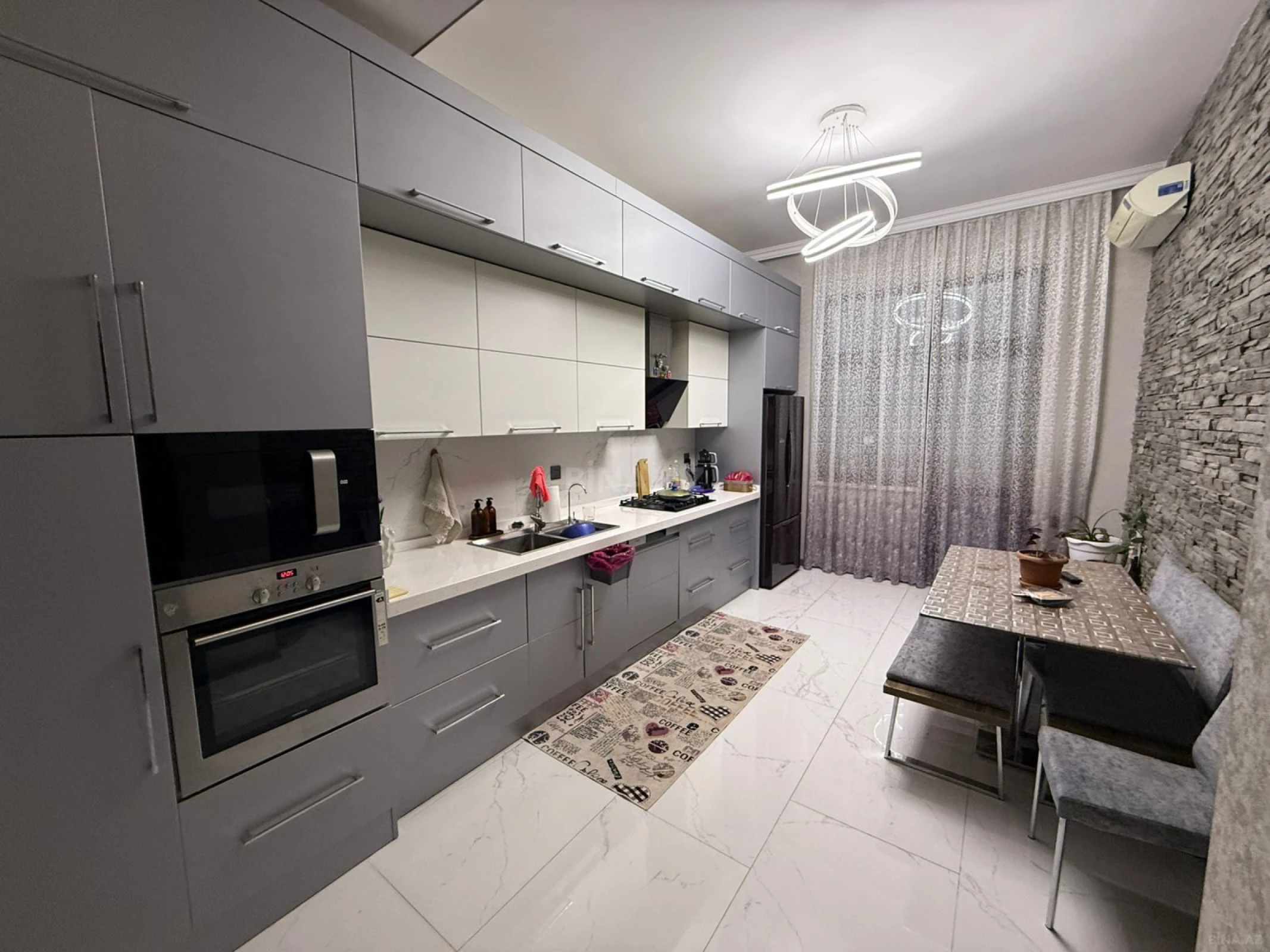 Satılır 6 otaqlı mənzil 250 m²