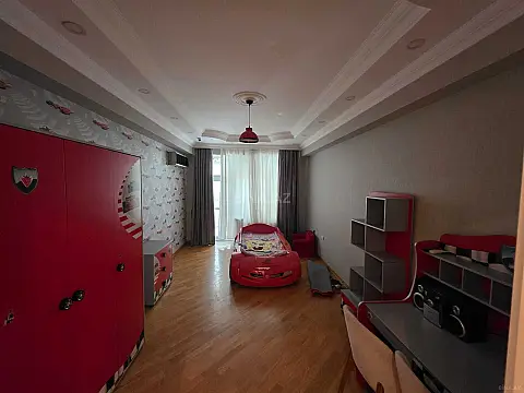 Kirayə verilir 5 otaqlı mənzil 263 m²