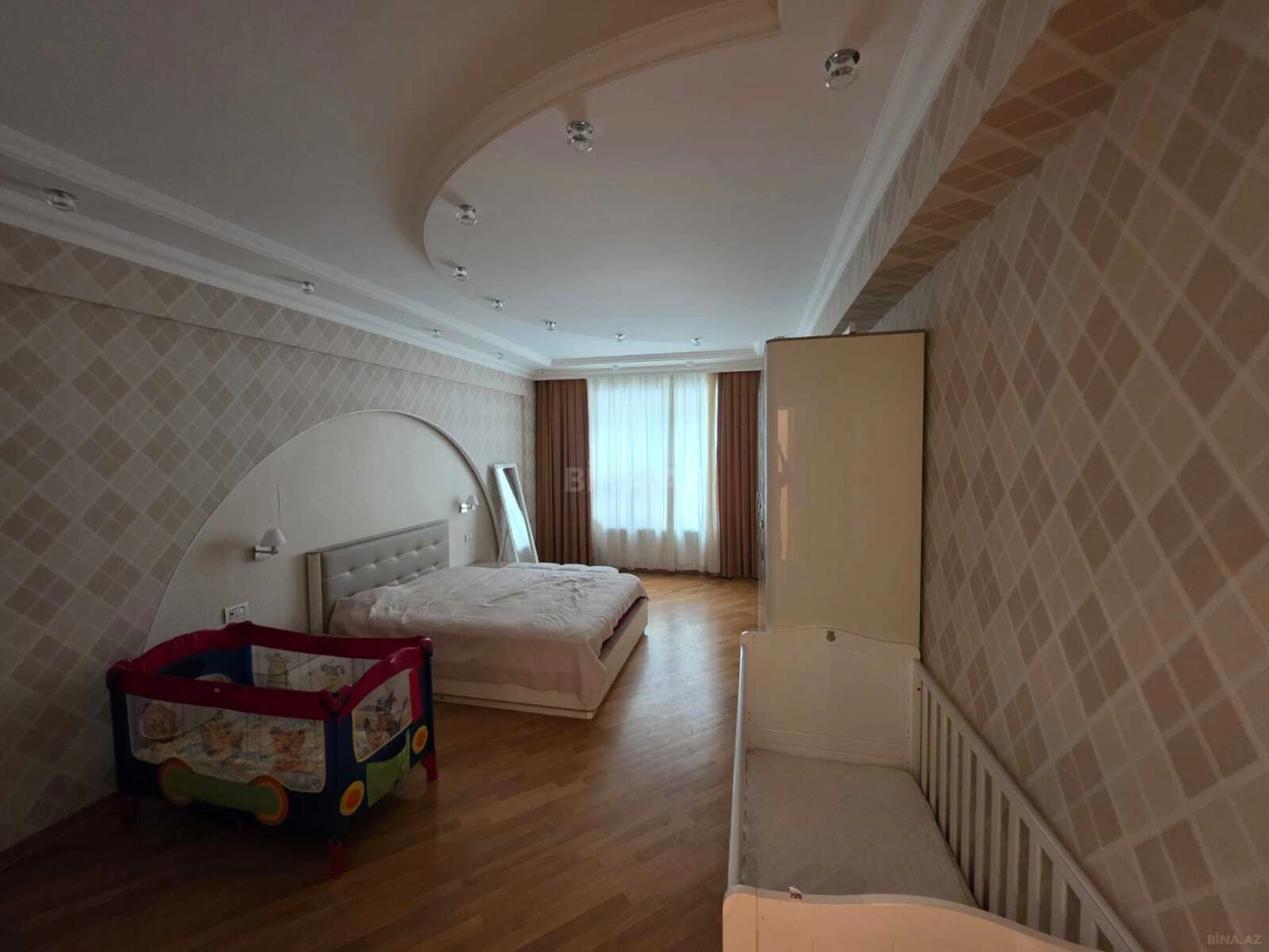 Kirayə verilir 5 otaqlı mənzil 263 m²