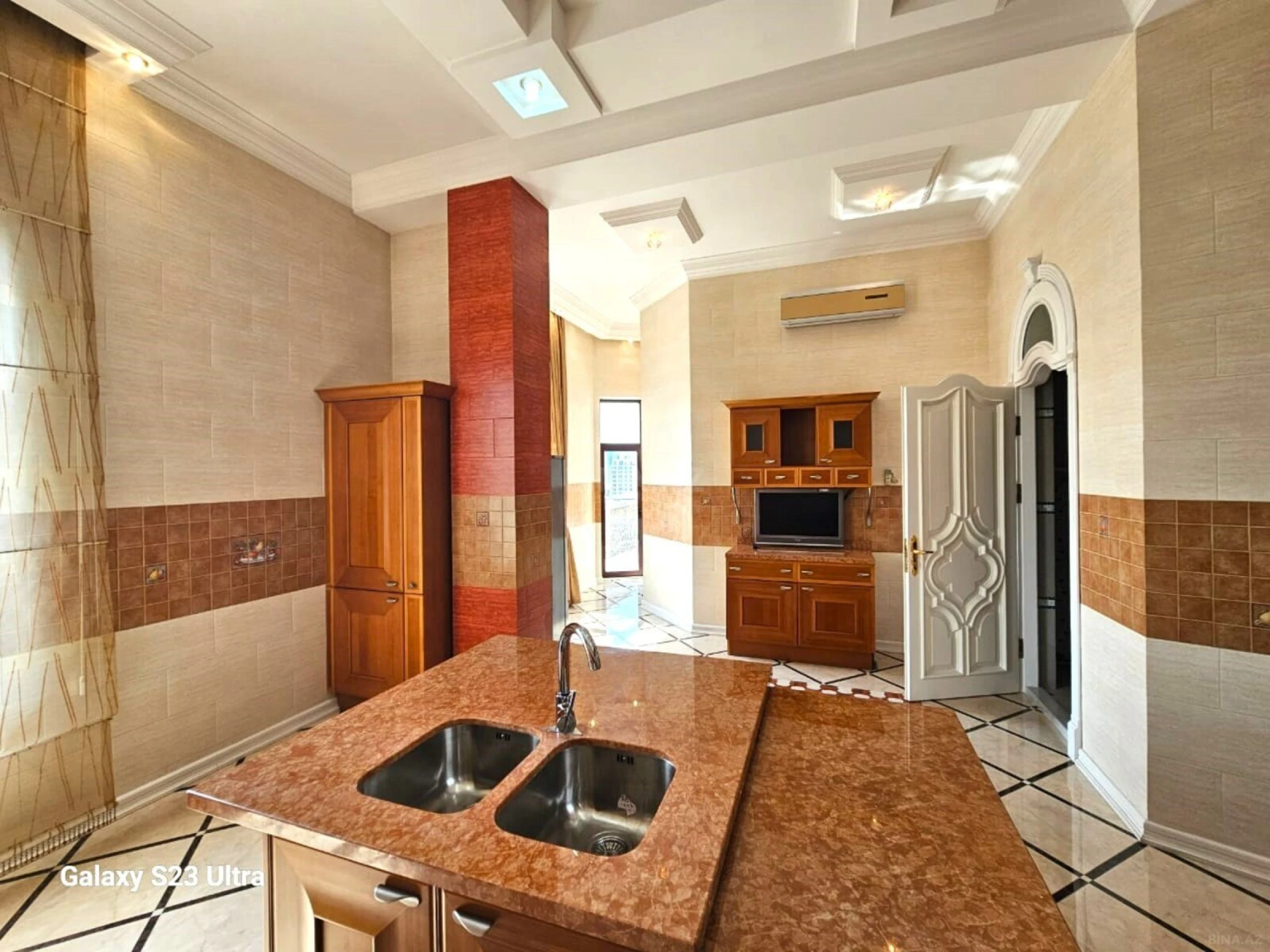 Satılır 5 otaqlı mənzil 510 m²