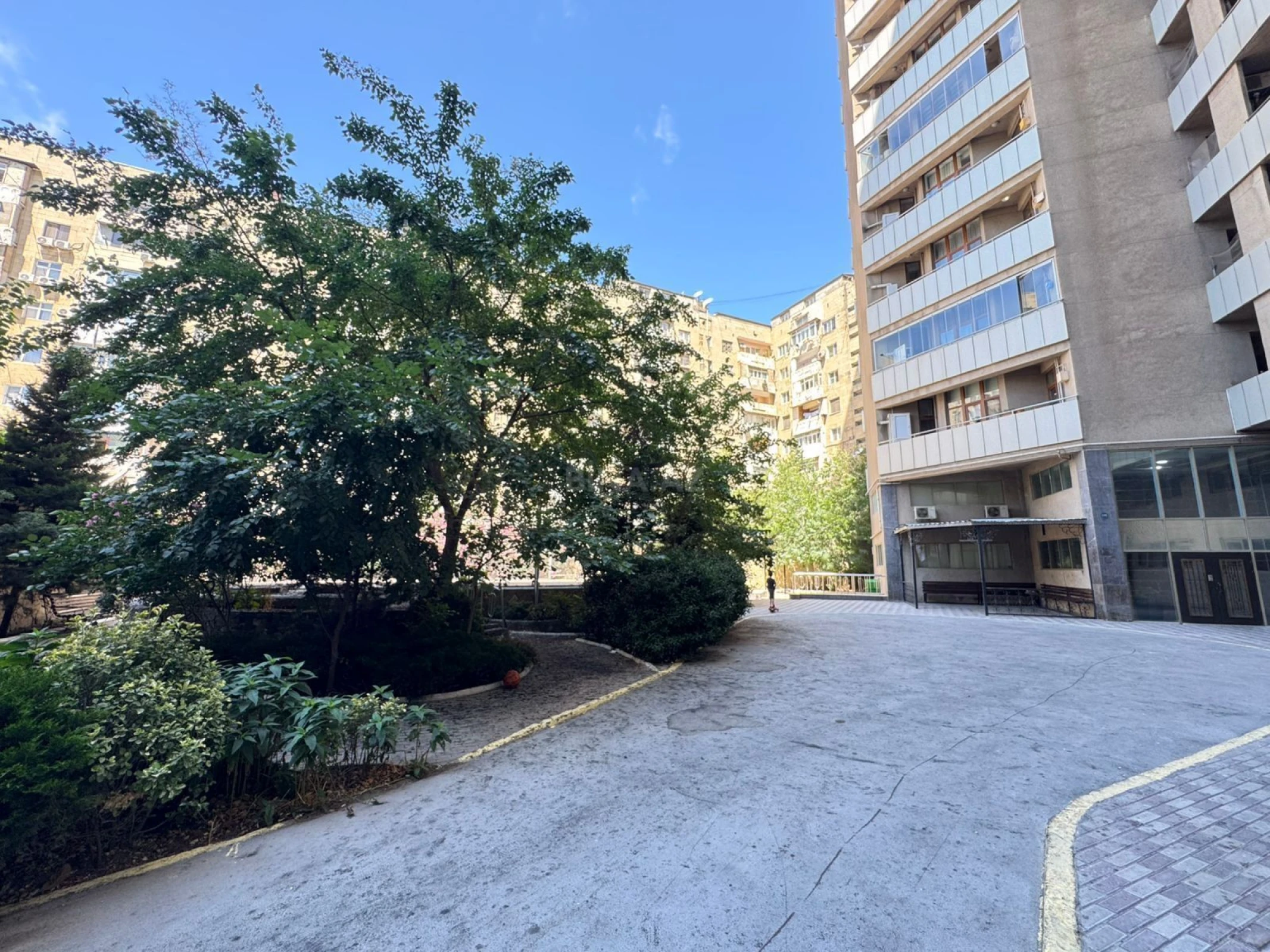 Satılır 3 otaqlı mənzil 170 m²