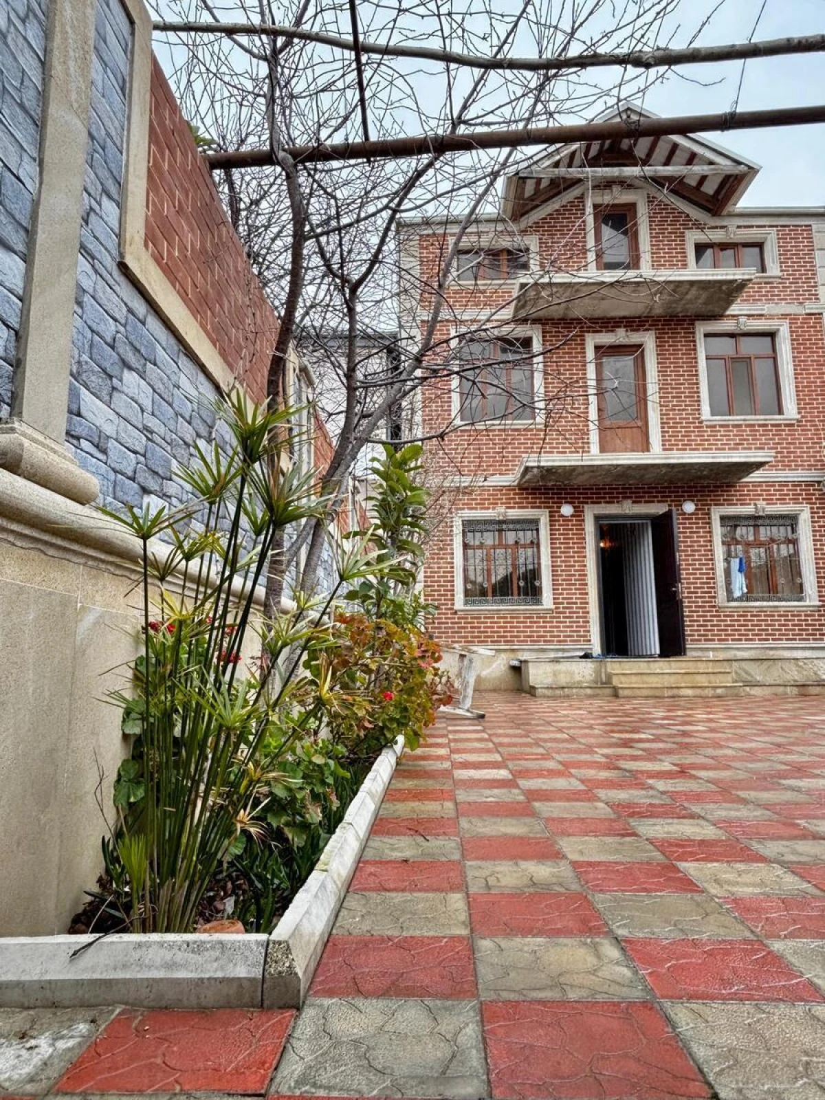 Satılır 7 otaqlı həyət evi 397.7 m²