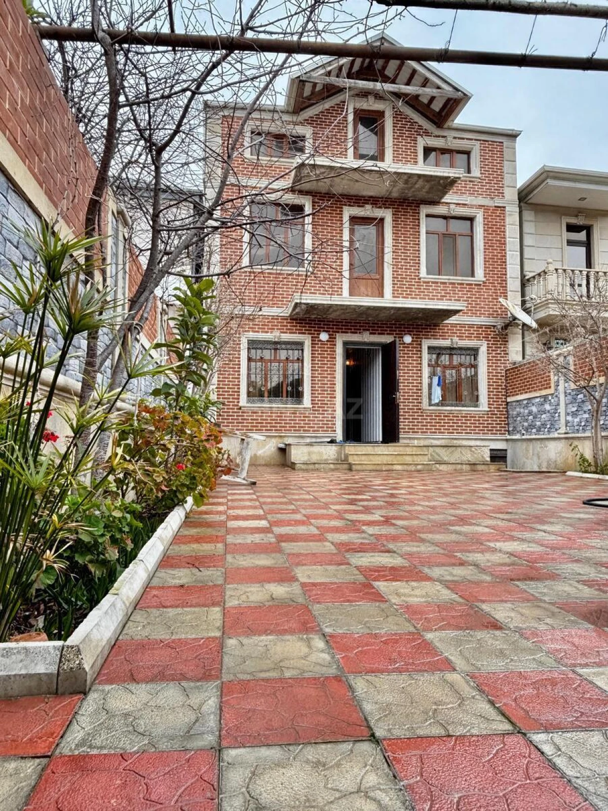 Satılır 7 otaqlı həyət evi 397.7 m²