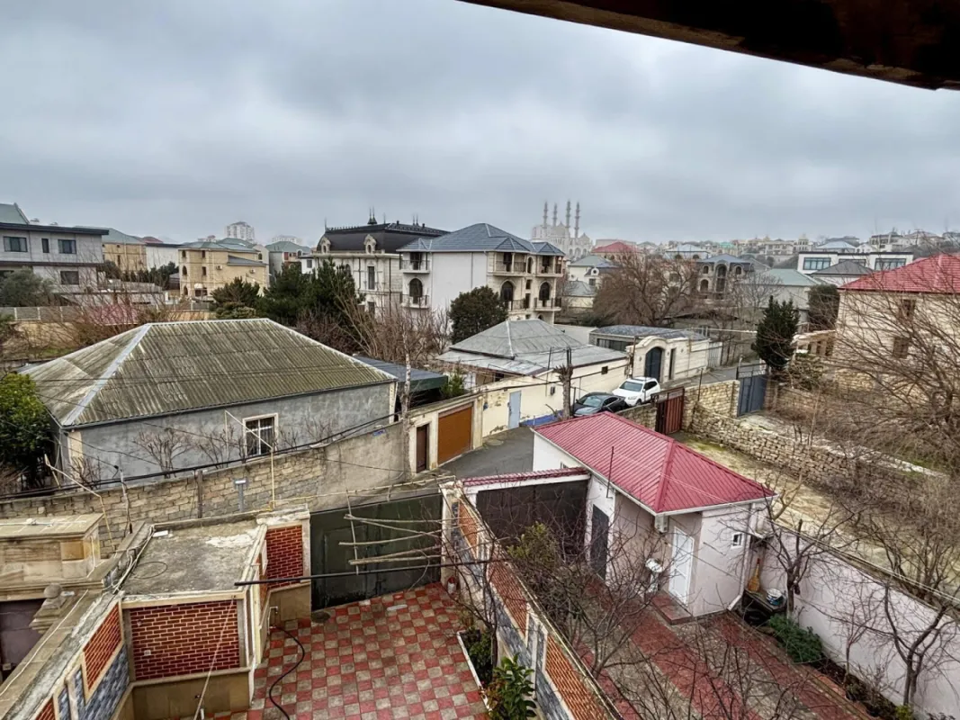 Satılır 7 otaqlı həyət evi 397.7 m²