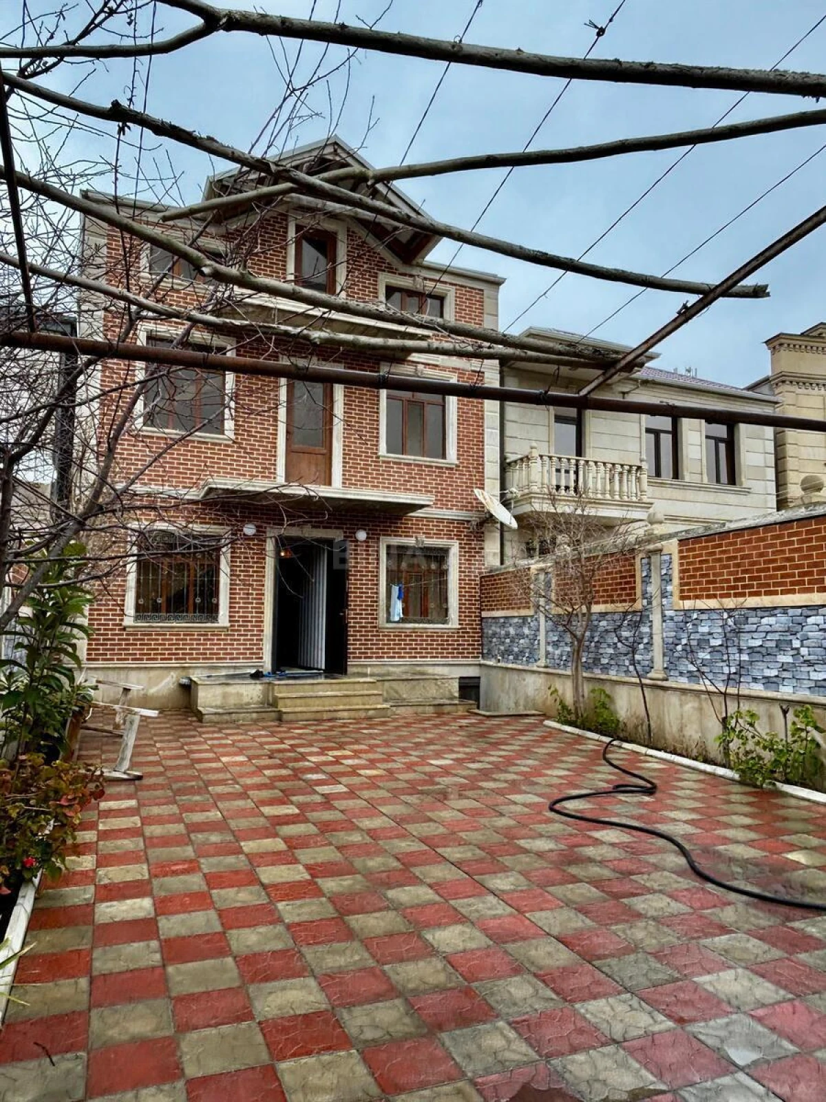 Satılır 7 otaqlı həyət evi 397.7 m²