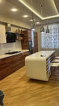 Kirayə verilir 4 otaqlı mənzil 180 m²