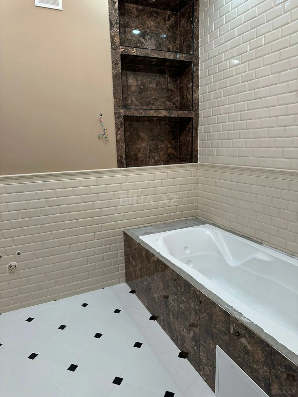 Satılır 4 otaqlı mənzil 182 m²