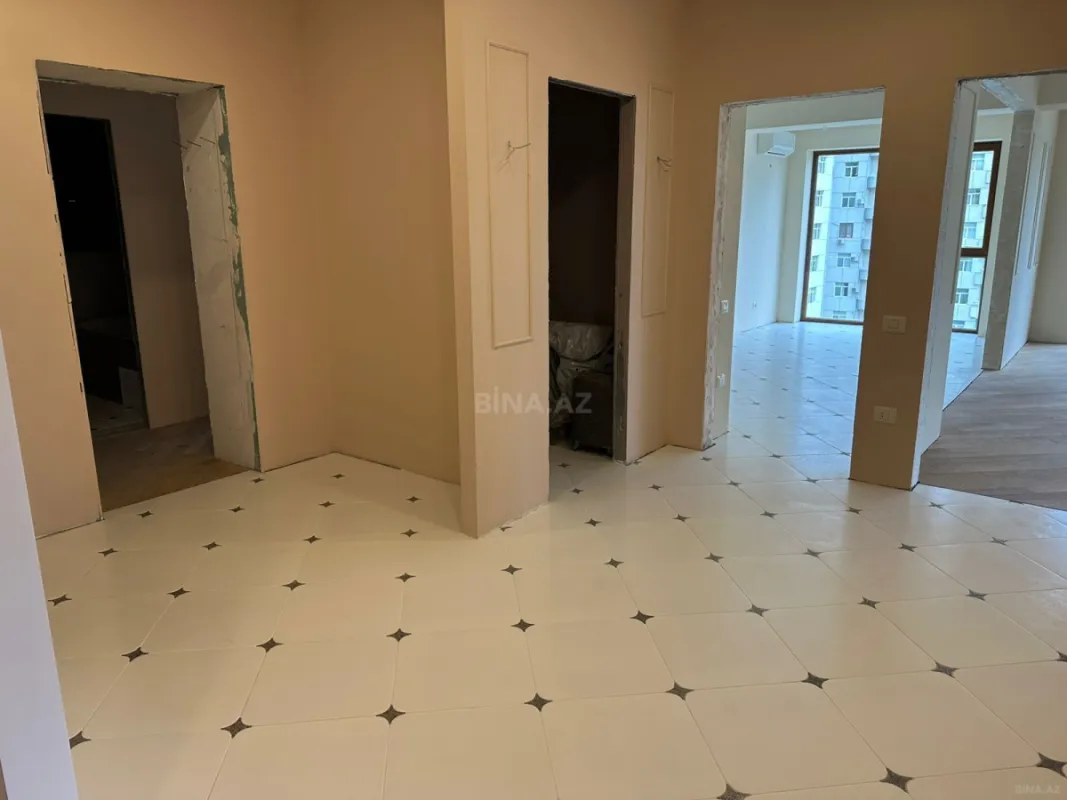 Satılır 4 otaqlı mənzil 182 m²