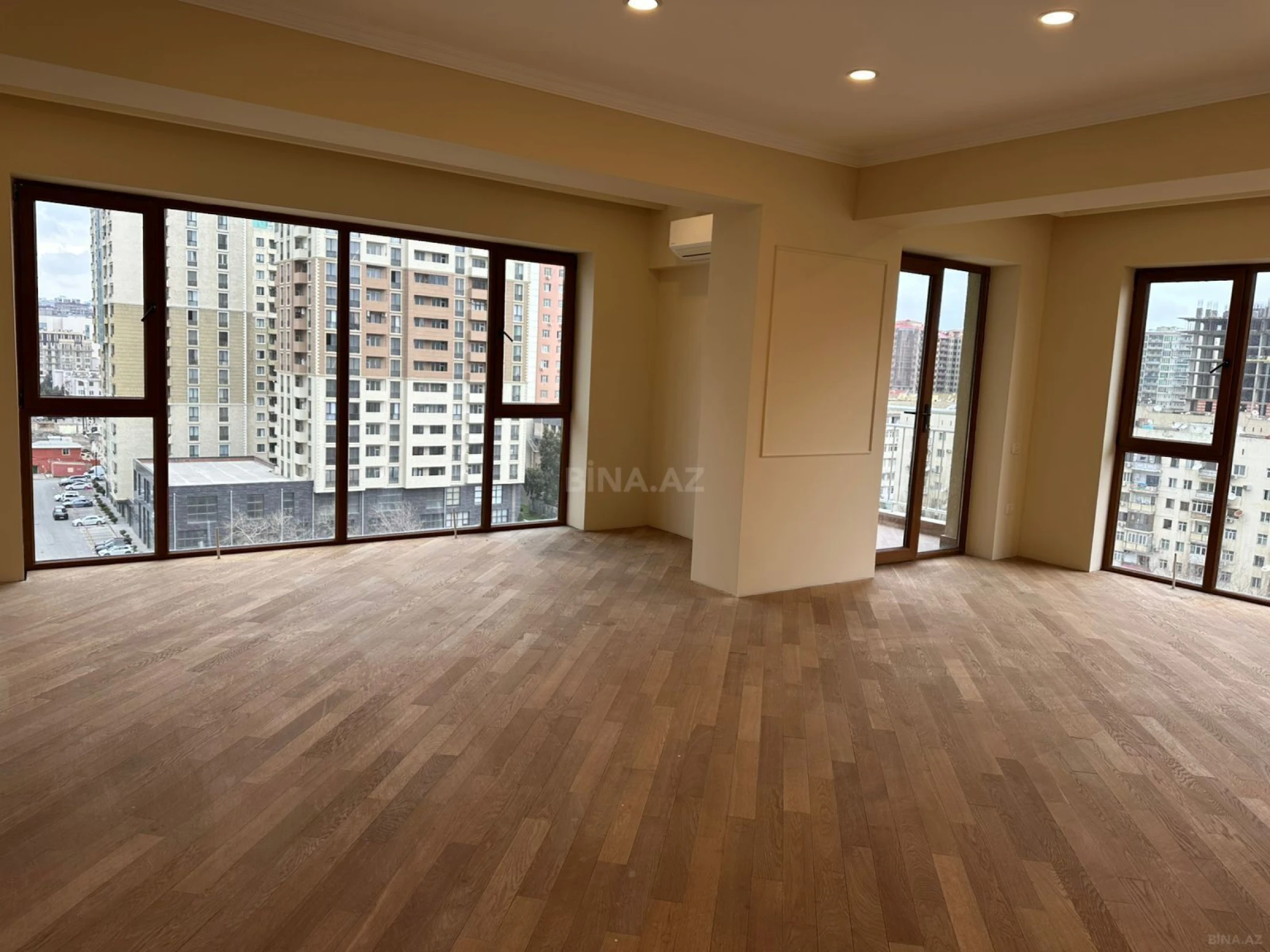 Satılır 4 otaqlı mənzil 182 m²