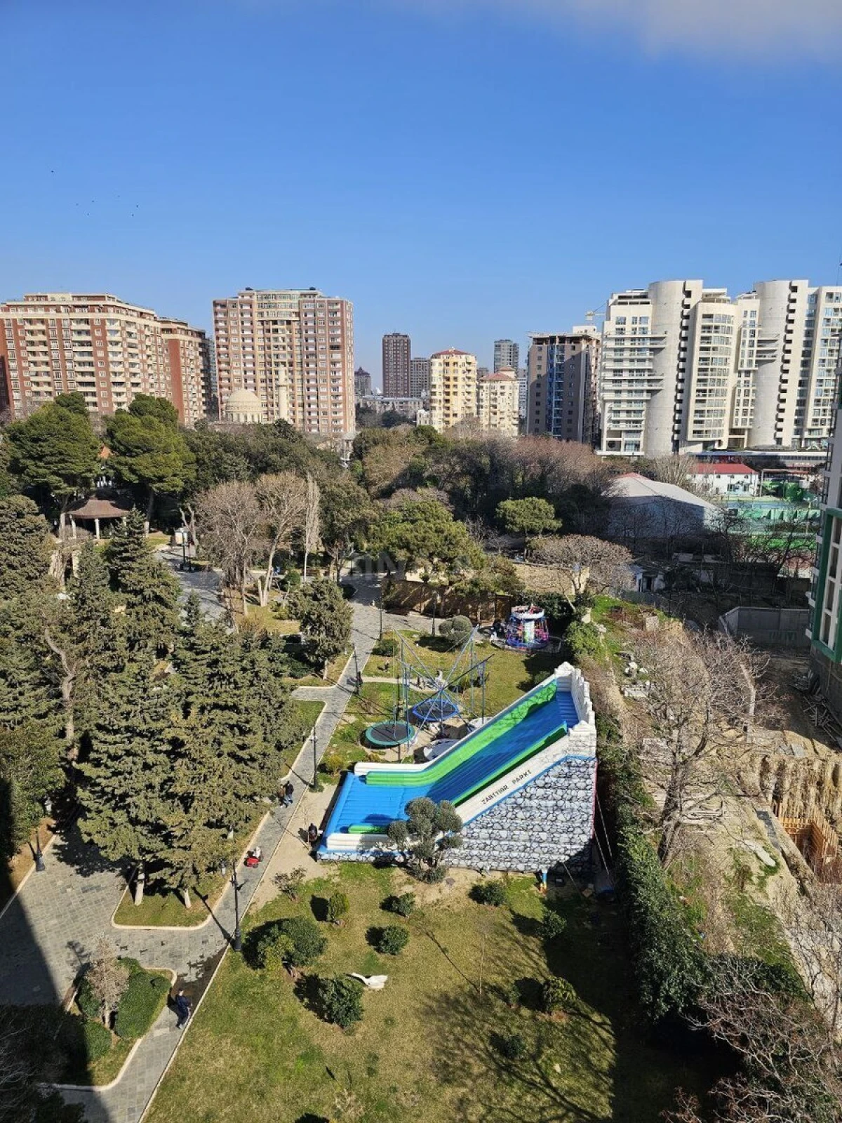 Satılır 7 otaqlı mənzil 373 m²