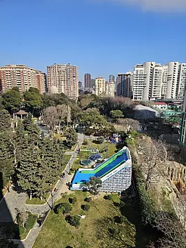 Satılır 7 otaqlı mənzil 373 m²