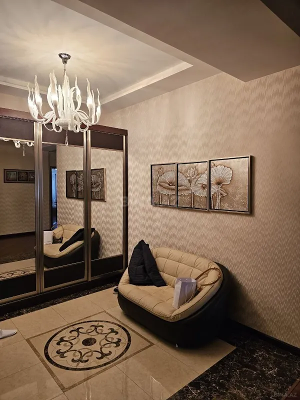 Satılır 7 otaqlı mənzil 373 m²