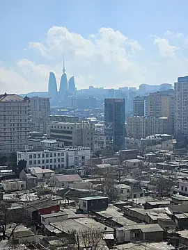 Satılır 7 otaqlı mənzil 373 m²