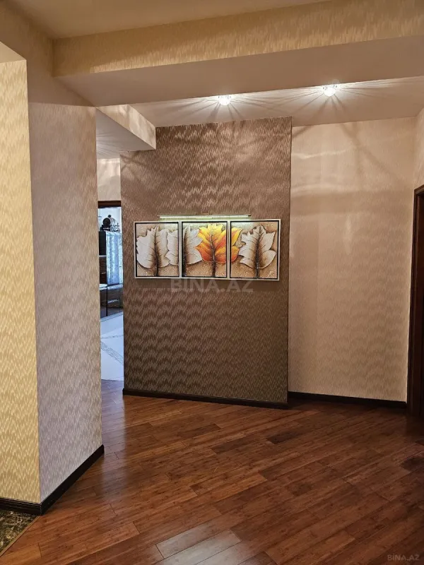 Satılır 7 otaqlı mənzil 373 m²