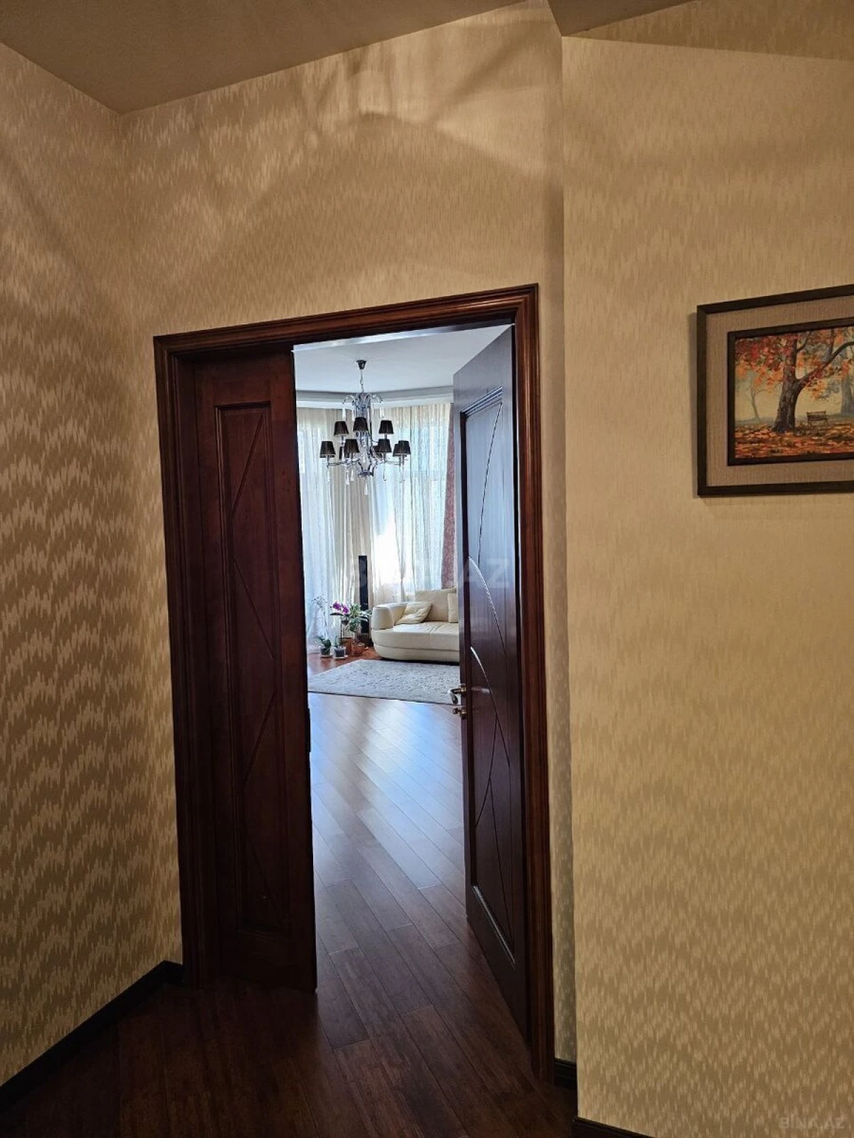 Satılır 7 otaqlı mənzil 373 m²