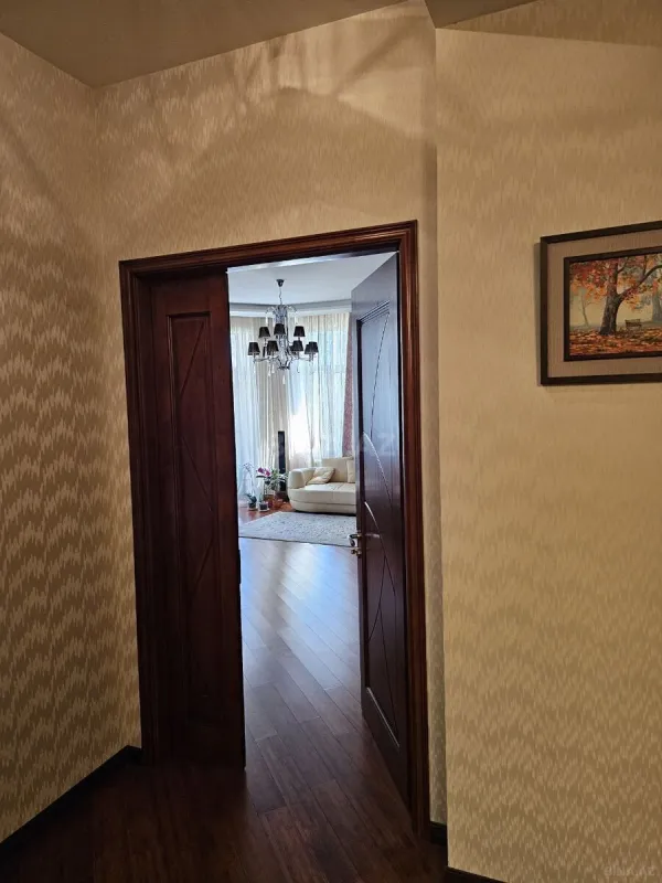Satılır 7 otaqlı mənzil 373 m²