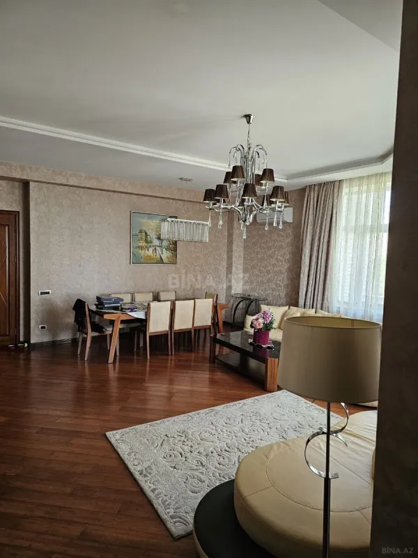 Satılır 7 otaqlı mənzil 373 m²