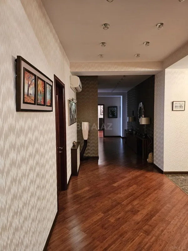 Satılır 7 otaqlı mənzil 373 m²